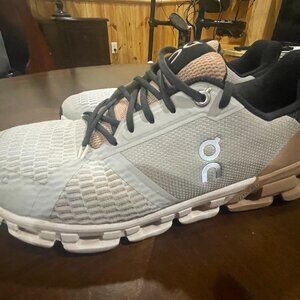 On Clouds Womens Tennis Shoes 9.5